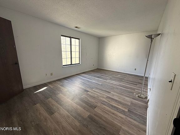 3rd image of 4519 W Bancroft St #39