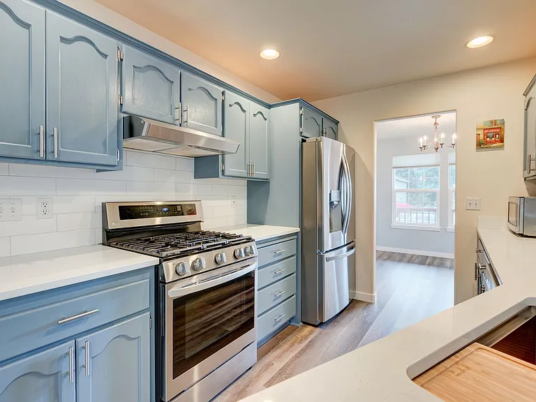 536 SW Regency Dr — Photo 2