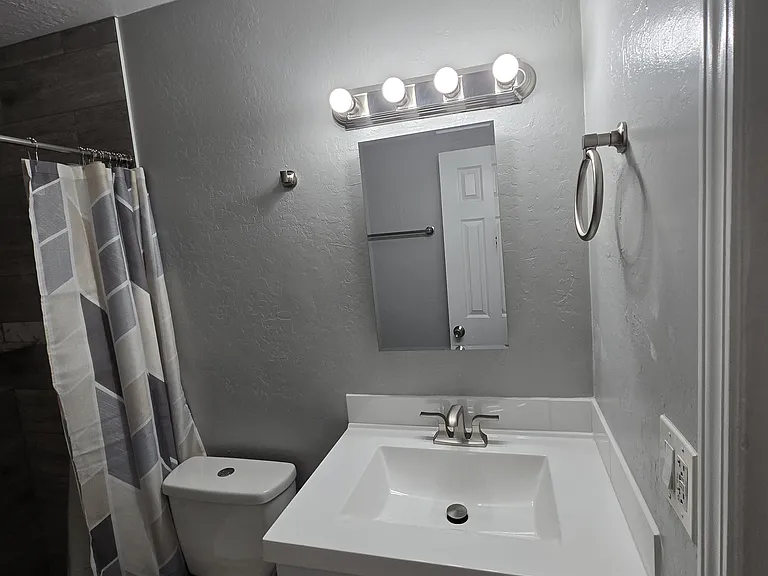 733 W 5th Ave #2 — Photo 11