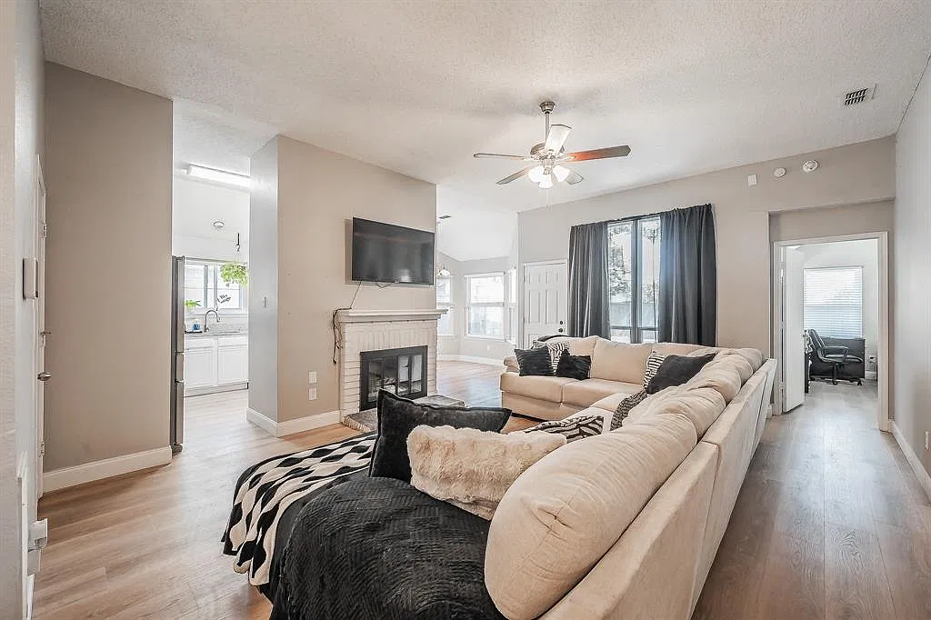 3 bed, 2.0 bath, 1354 sqft, $1,900 — Photo 3