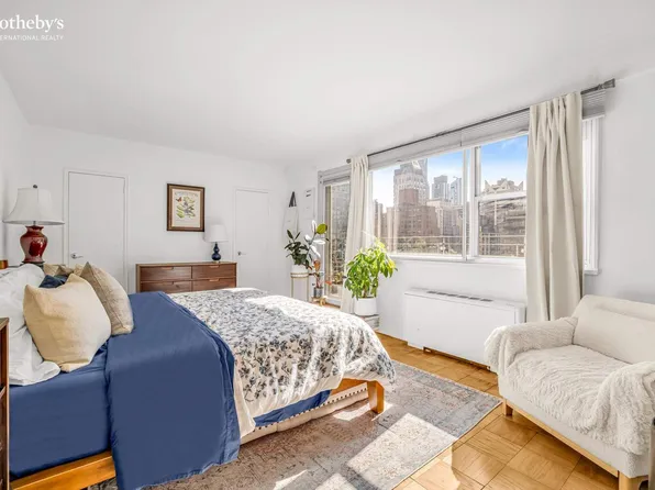 211 East 53rd Street image 8 of 11