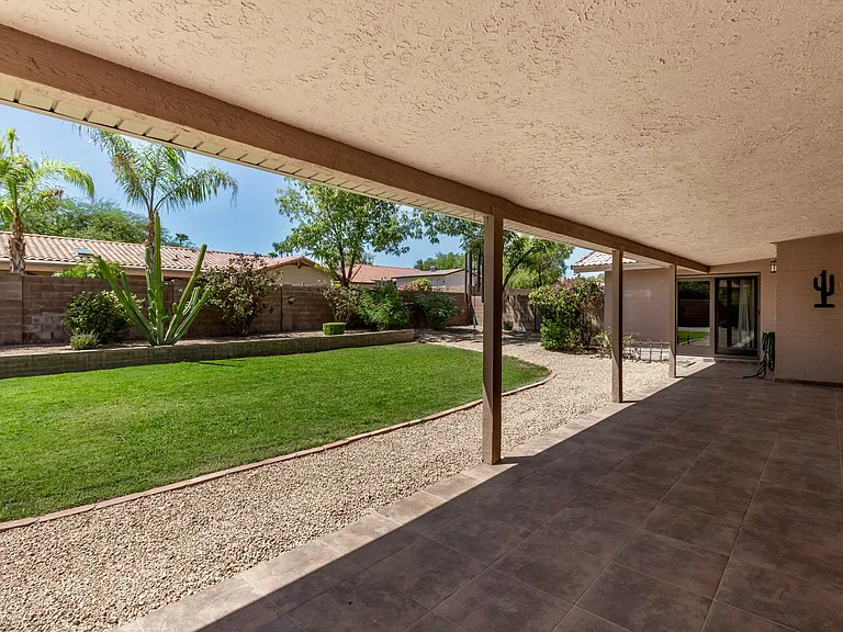 2637 E Sierra St — Photo 30