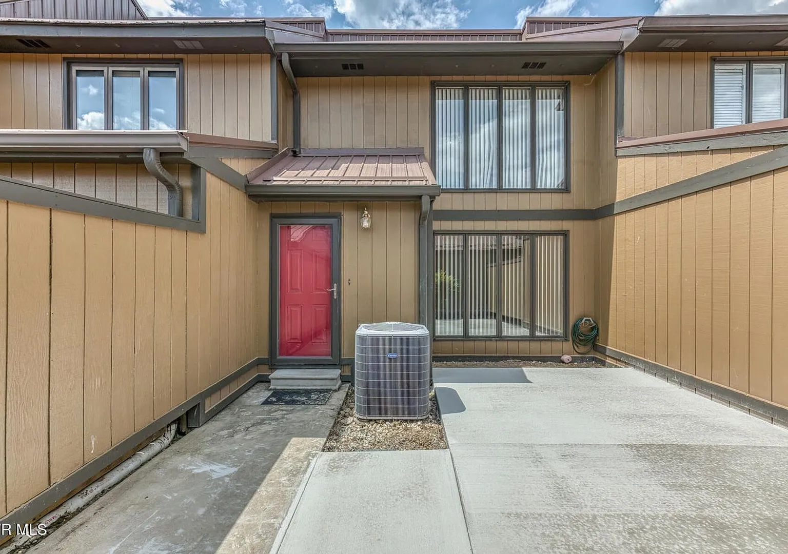 2 bedroom 3 bathroom condo in Fleetwood Court — Photo 1