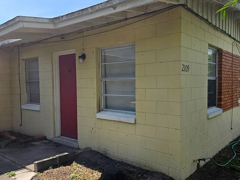 2109 S Mills Ave — Photo 2