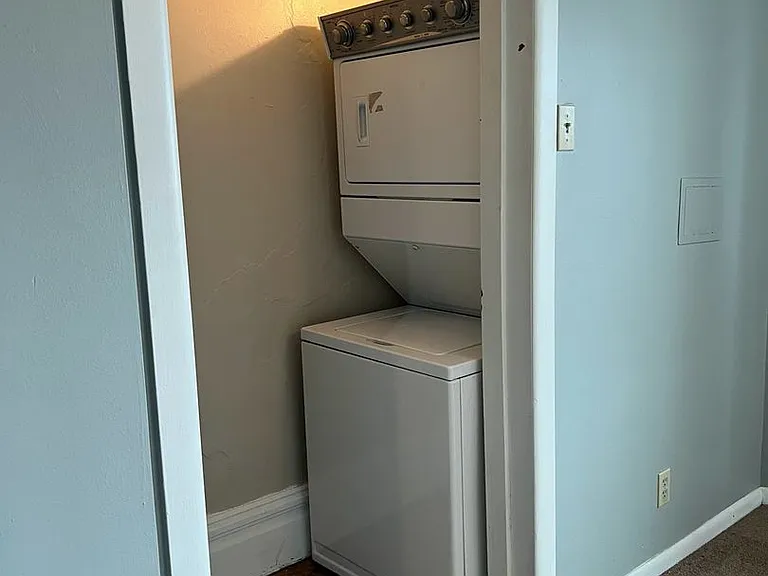 2332 Arlington Ave — Photo 8