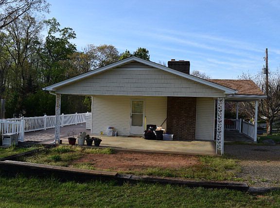 3rd image of 160 Pleasant Dr