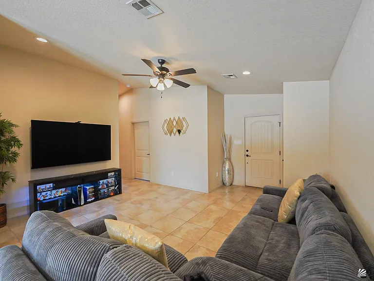 10135 E 33rd St — Photo 13