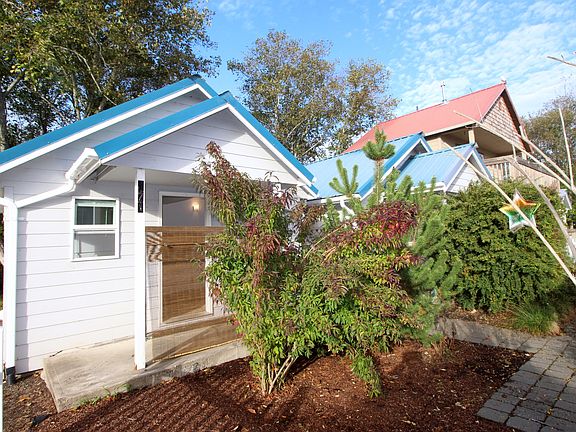 2nd image of 909 SW 48th St