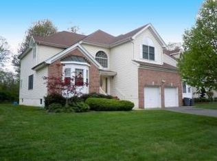 15 Schindler Way, Livingston, NJ 07039