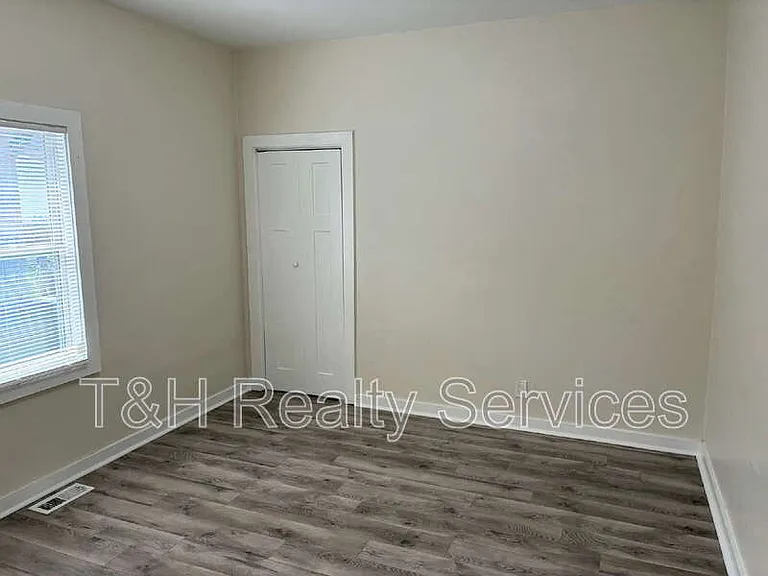 320 W 39th St — Photo 14
