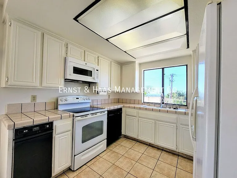 2755 E Hill St — Photo 7