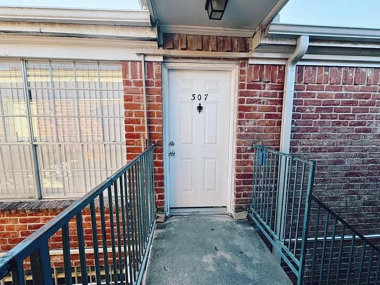 9201 Clarewood Dr #307 — Photo 1