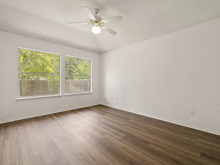 903 Luke Ln — Photo 33