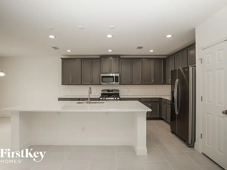 681 Blackstone St — Photo 4