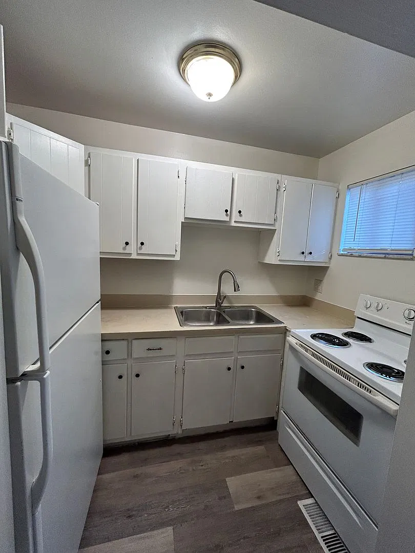 1180 - 1186 E McCarley Dr — Photo 4