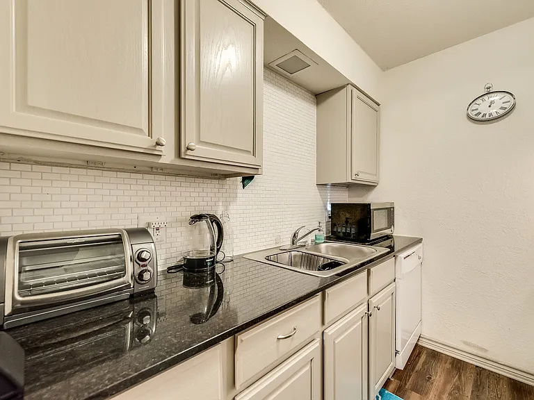 5330 Junius St — Photo 5