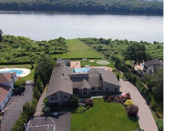 3rd image of 28 Fieldstone Ct