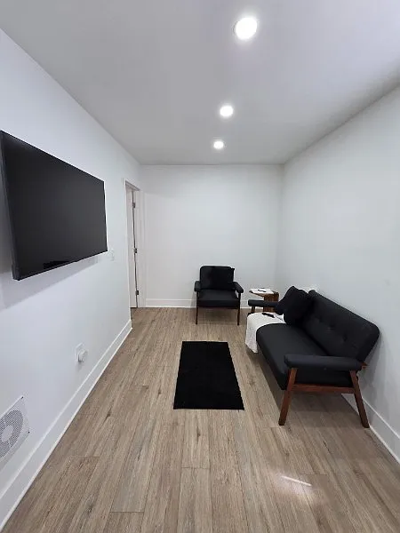 1 bed, 460 sqft, $1,300 — Photo 3