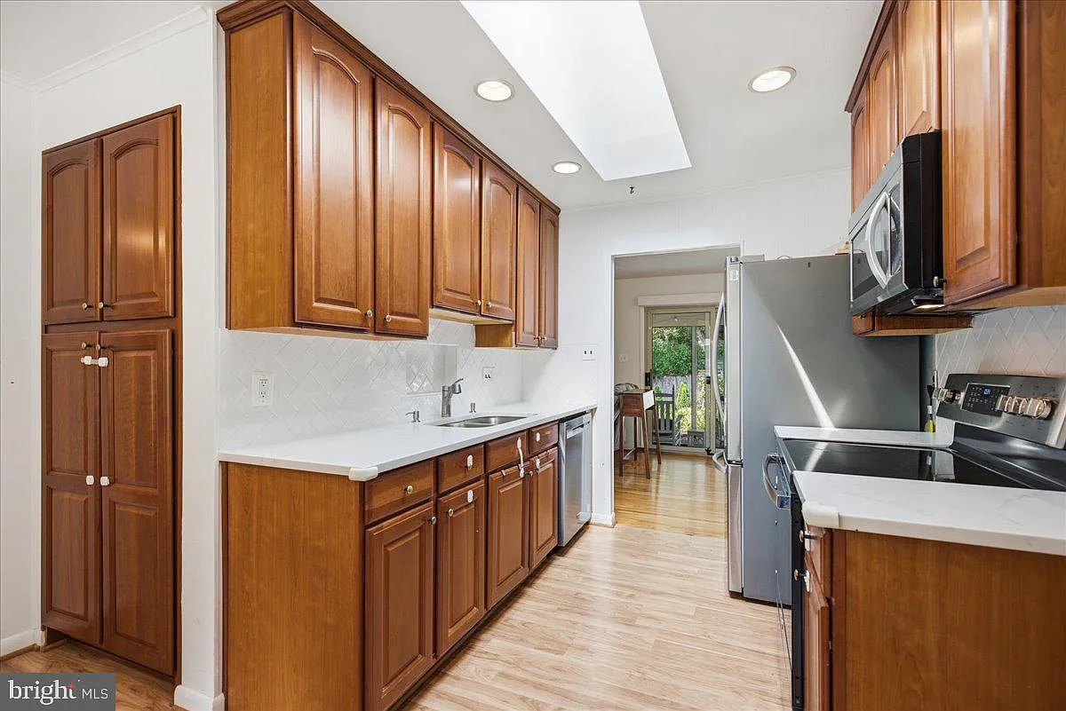 4 bed, 2137 sqft, $3,650 — Photo 4