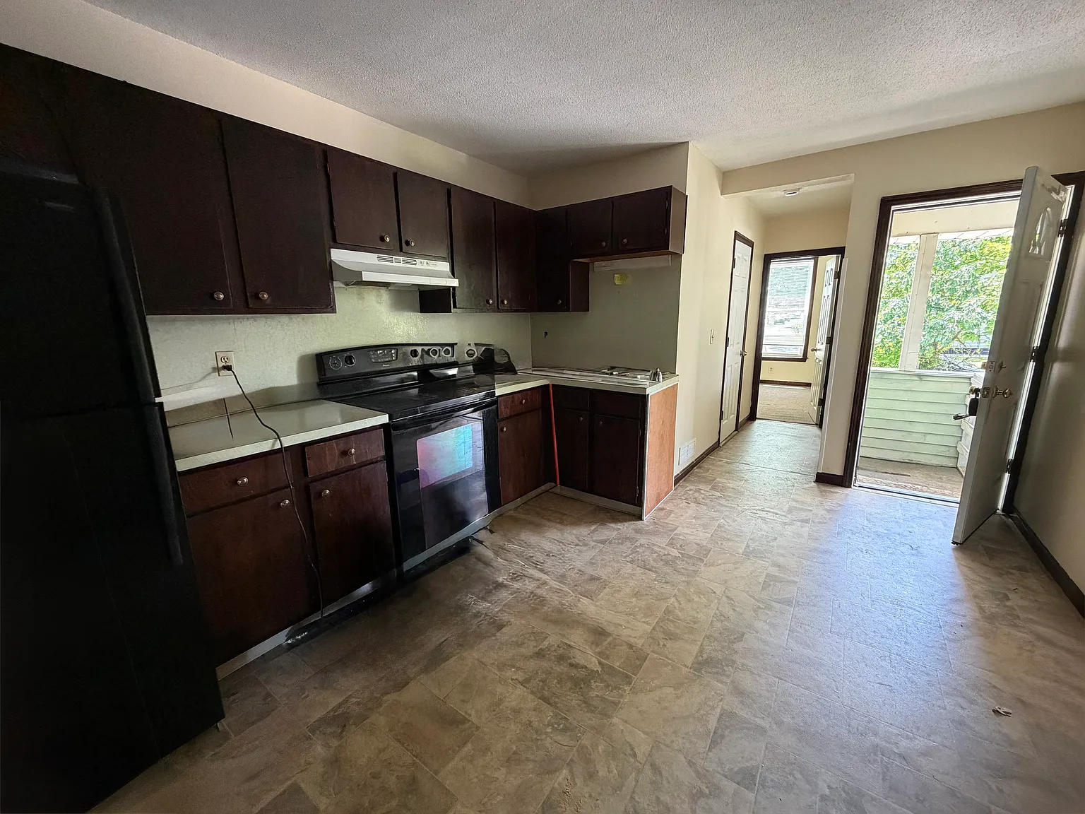 3 bed, 900 sqft, $1,900 — Photo 2