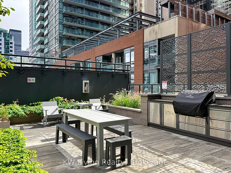 327 King St W #1302 — Photo 15