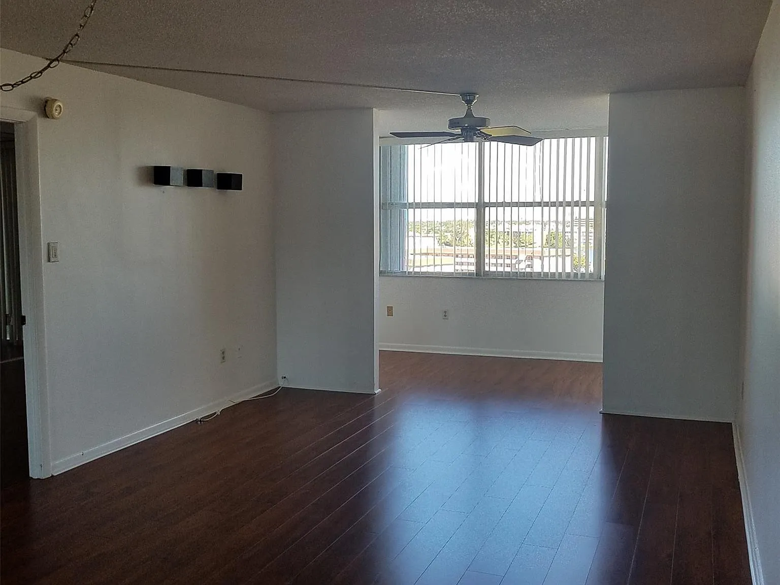 1 bed, 1.5 bath, 889 sqft, $1,650 — Photo 2