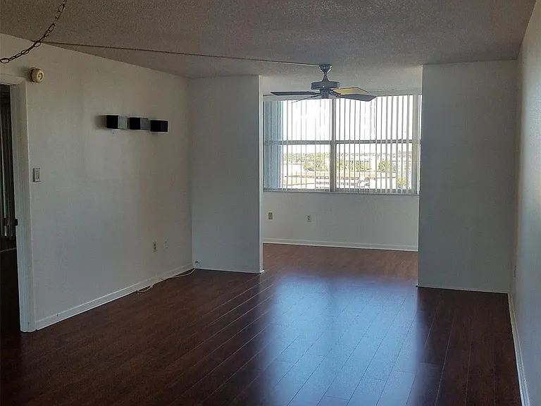 1300 NE Miami Gardens Dr #810E — Photo 2