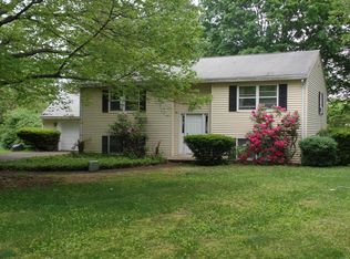 4 Shaw Ln, Hadley, MA 01035