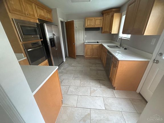 2nd image of 913 Lakeshore Dr