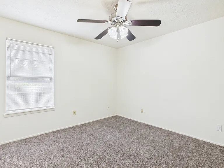 807 Frio Cir #B — Photo 12