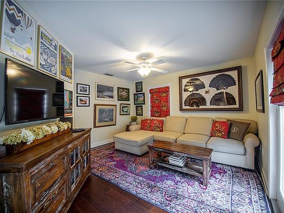 5th image of 827 College Ave
