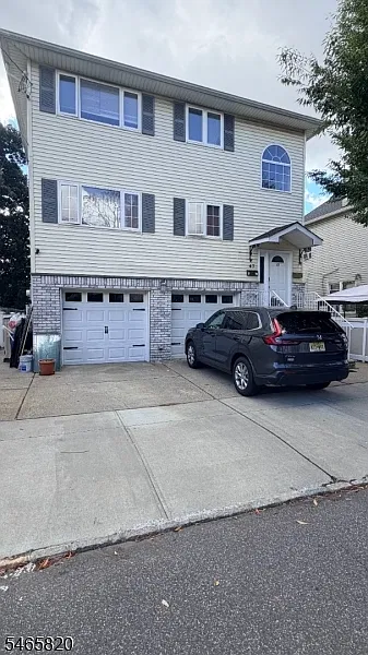 3 bed, 1.0 bath, $2,800 — Photo 1