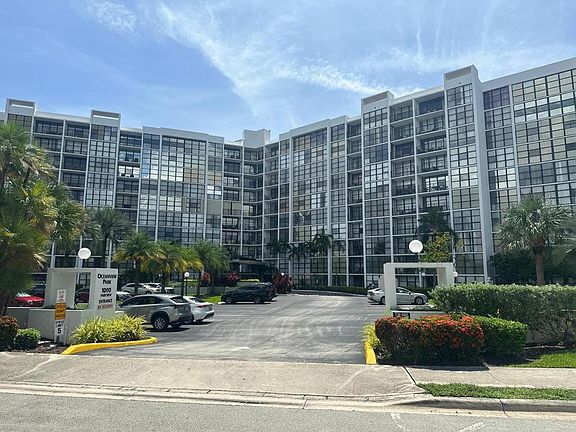 2nd image of 1000 Parkview Drive #102
