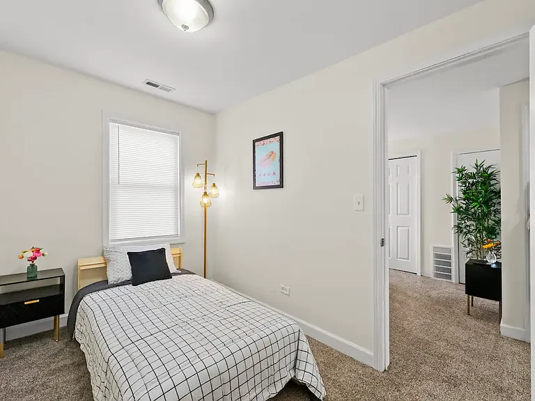 1140 W 17th St — Photo 5