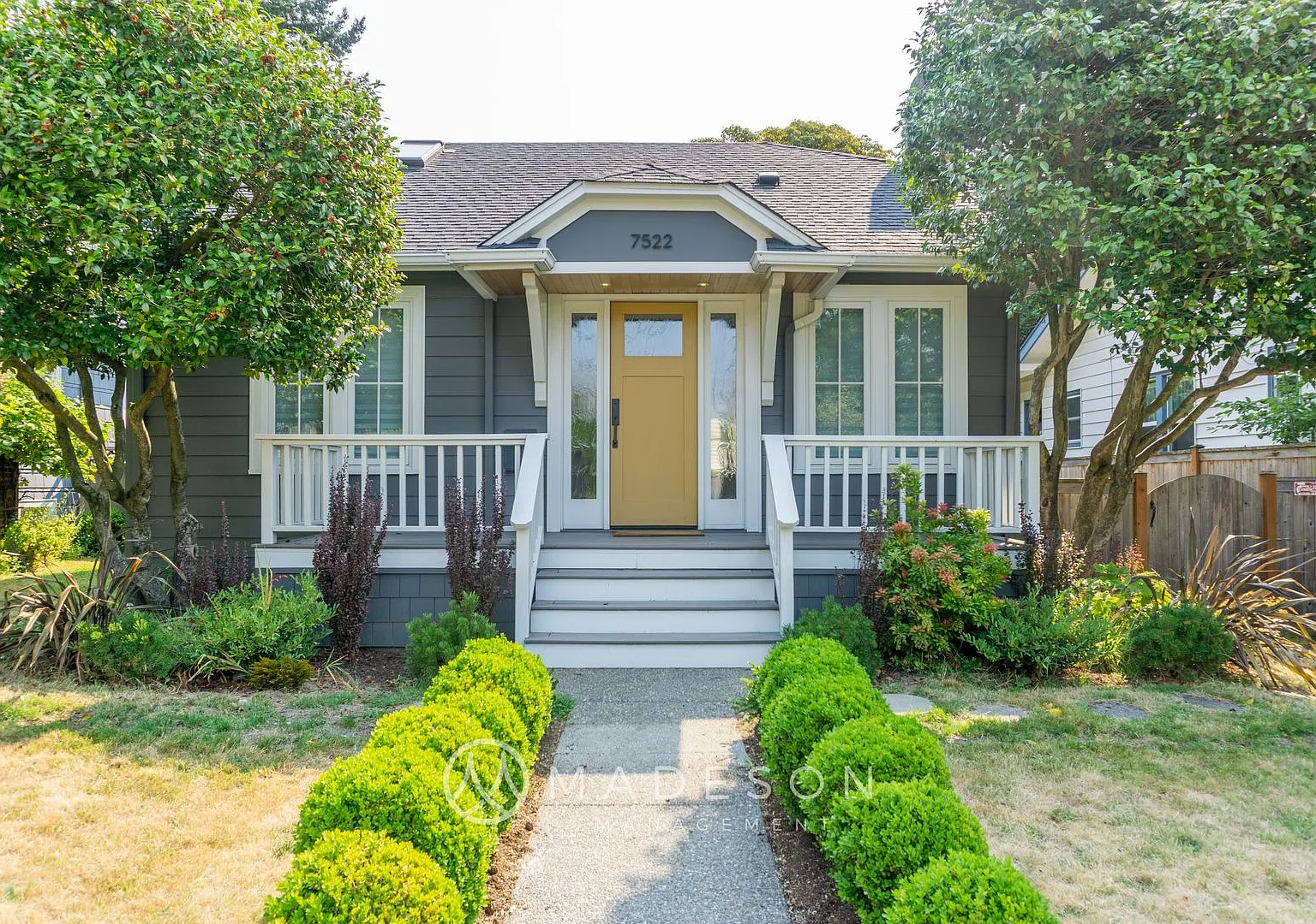 Beautiful Remodeled House with Fenced Yard in Maple Leaf — Photo 1
