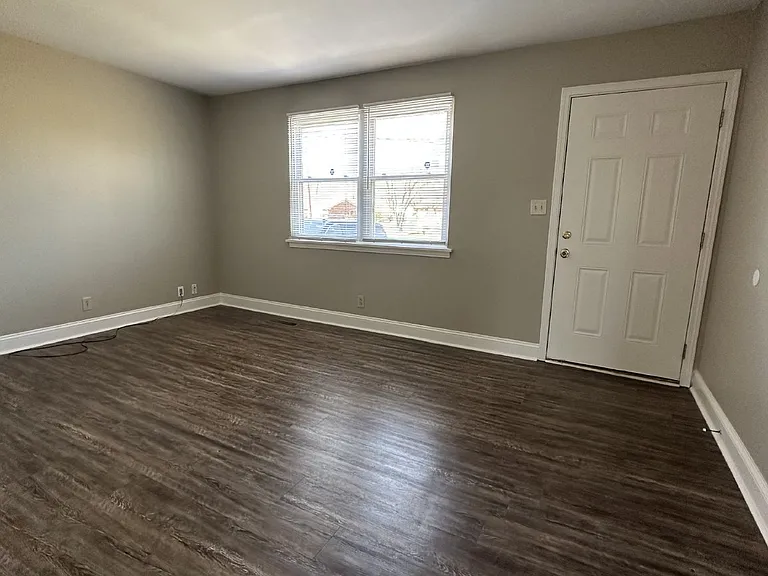 335 Woodale Dr — Photo 4