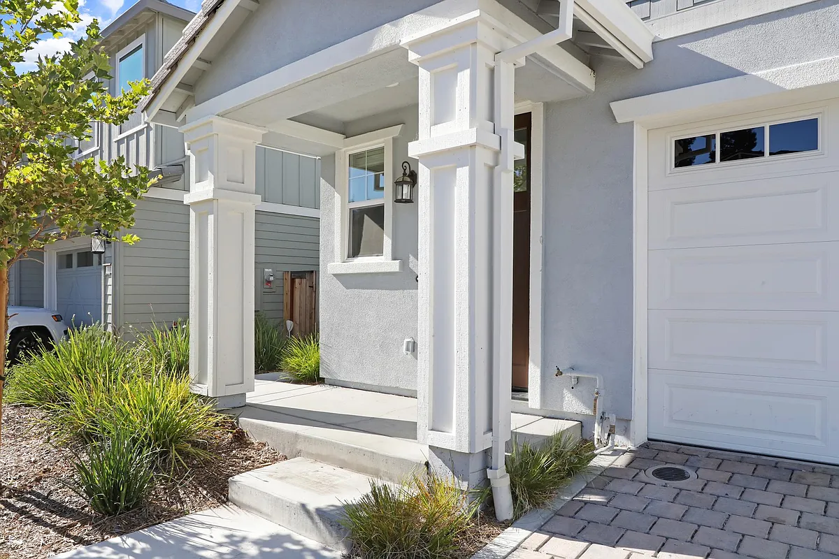 Exterior Entry - 105 Julia Loop