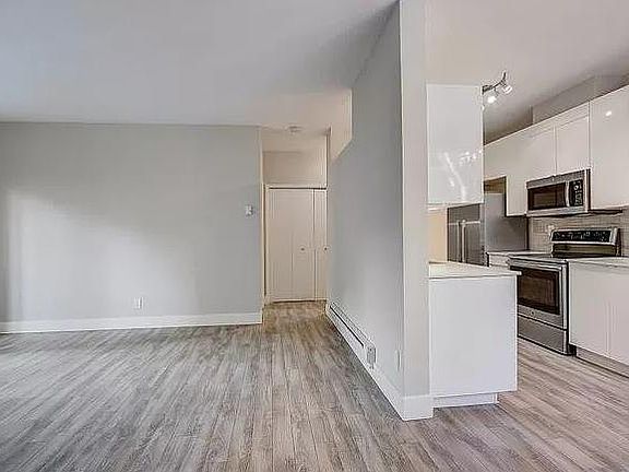 3rd image of 207 Schooner Ct