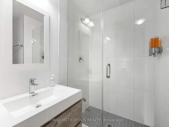 5th image of 447 Lansdowne Ave #1A