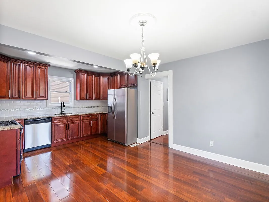 2 bed, 1.0 bath, 922 sqft, $2,500 — Photo 2