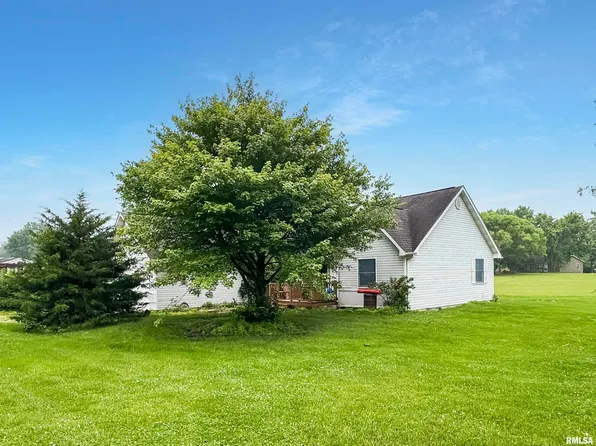 445 N Walnut St, Versailles, IL 62378