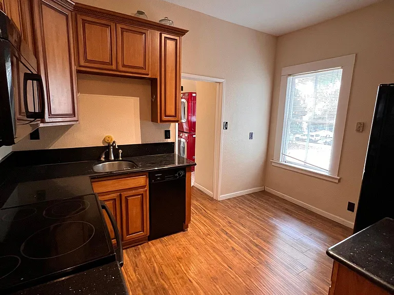 423 T St — Photo 3
