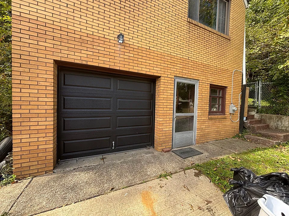 998 Chartiers Ave