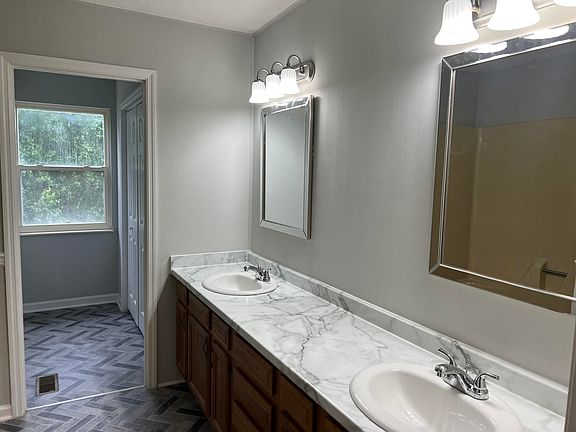 4th image of 372 Cambridge Cir