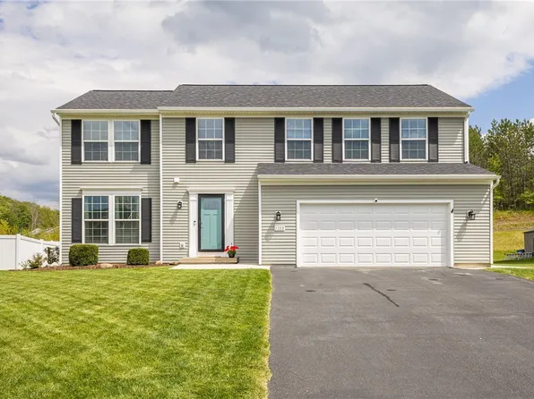 1103 Harlowe Ln, Farmington, NY 14425