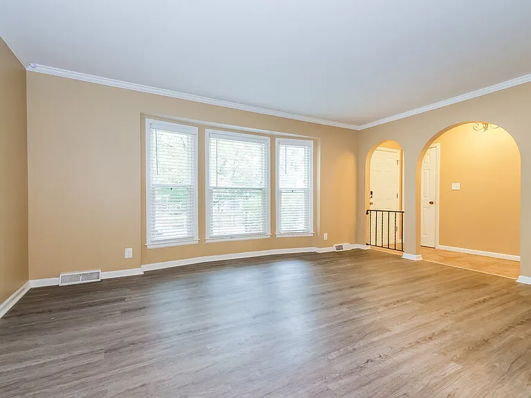 9915 Westgate Ln — Photo 5