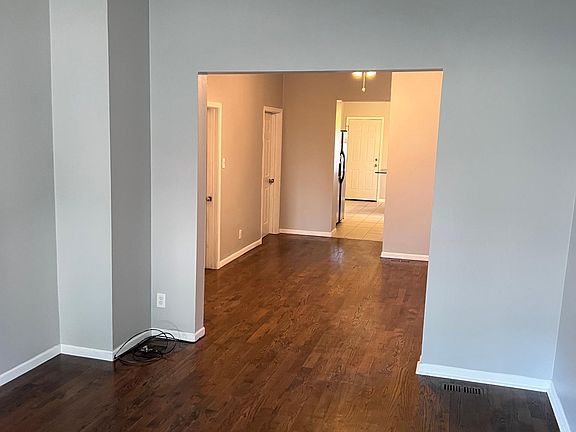 3rd image of 447 W 42nd Pl #1