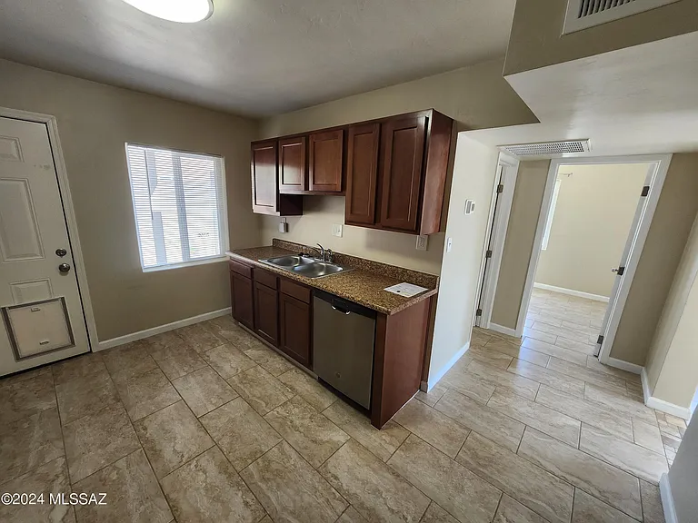2116 N Bell Ave — Photo 4