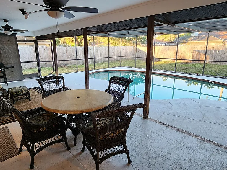 1526 Georgetowne Ln — Photo 9