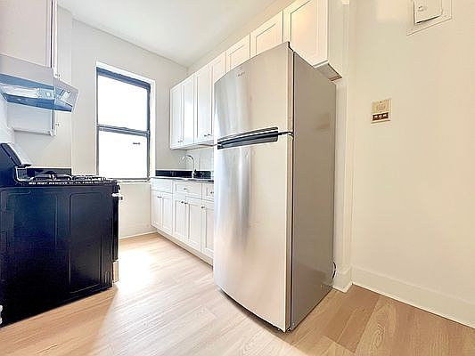 5th image of 392 Saint Johns Pl APT 4G